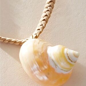 Free people Natural Shell Pendant Necklace nwt